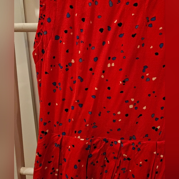 Red sleeveless dress - Picture 2 of 3